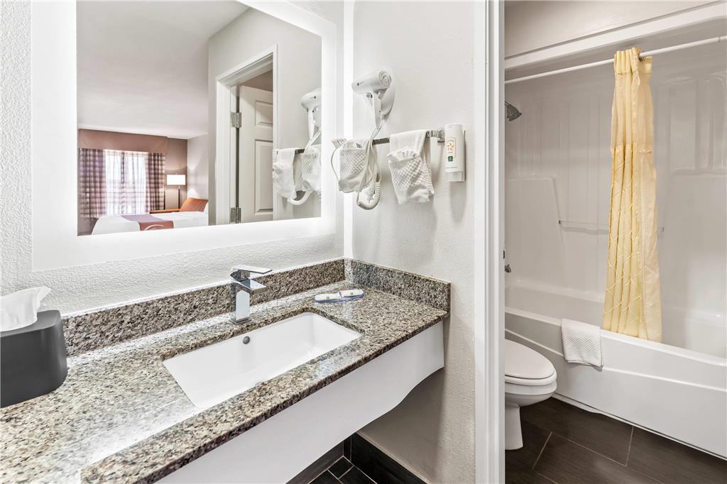 Quality Inn & Suites near Robins Air Force Base - photo 30