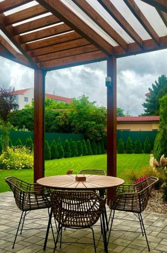 Central garden residence — Levice — photo 2