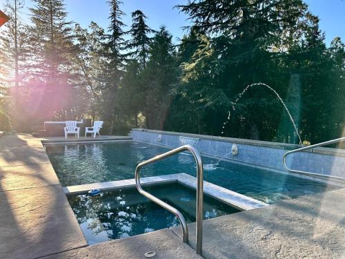 Scenic Mountain Views w Heated Pool Game Room and Hottubs in Oakhurst, United States