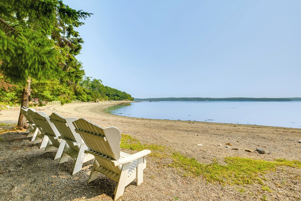 The Beachhouse Retreat w Prescot Bay Views — hotel in Stockton Springs