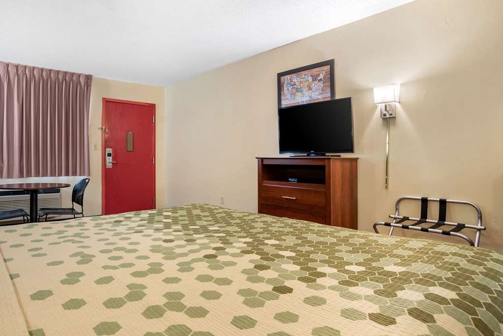Econo Lodge Inn & Suites Forest - photo 6