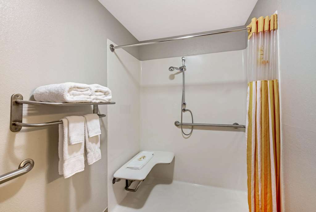 La Quinta Inn & Suites by Wyndham New Cumberland Harrisburg - photo 11