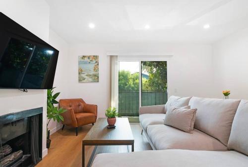 2BR Plus Bonus Room and Pool Access Near Universal Studios — 4-Star Luxury Hotel in Los Angeles, United States