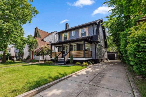 Charming 3BR Home Close to CLE Clinic — 4-Star Luxury Hotel in Cleveland Heights, United States