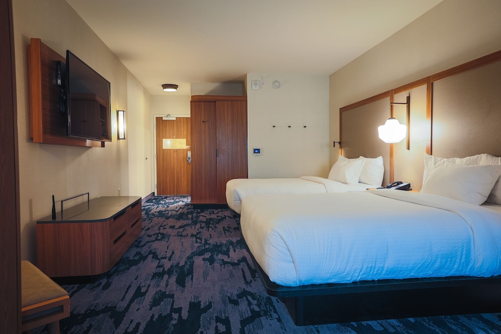 Fairfield Inn & Suites by Marriott Marquette - photo 13