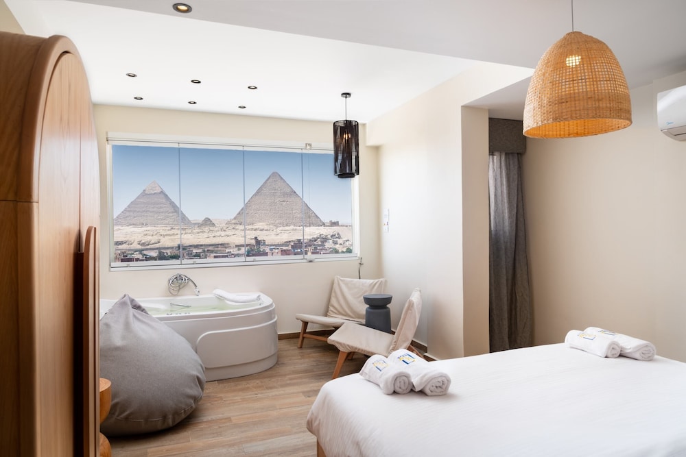 Jacuzzi 2BDR By The Historic Pyramids Apt8 — 4-Star Luxury Hotel in Cairo, Egypt
