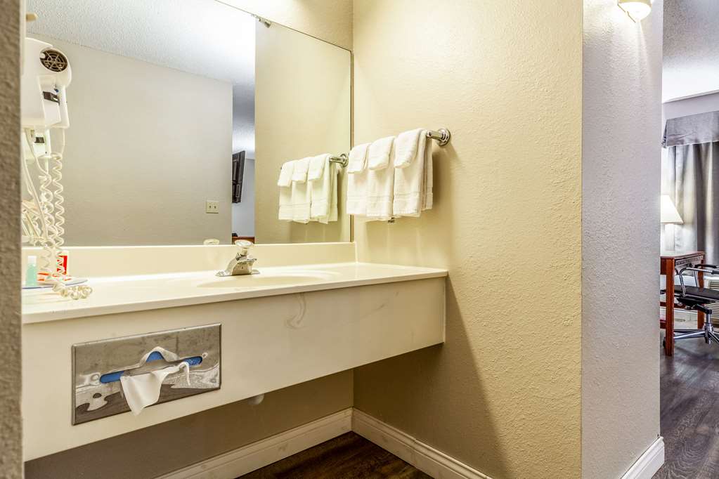 Econo Lodge Lincoln - photo 37