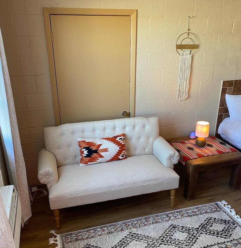 Charles Motel & Hotsprings - photo 12