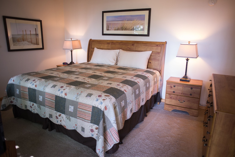 M 22 Inn Suttons Bay - photo 12