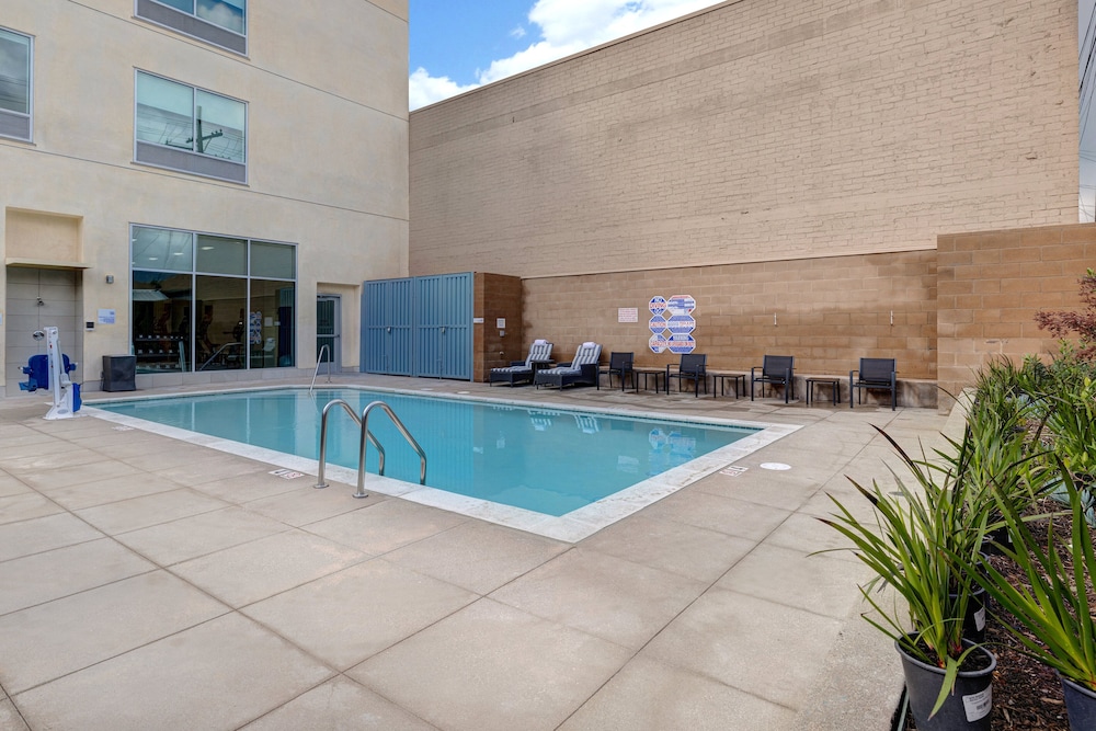 Holiday Inn Express and Suites Glendale Downtown - photo 42