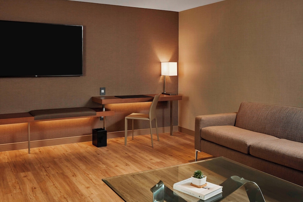 AC Hotel by Marriott Cincinnati at The Banks - photo 26