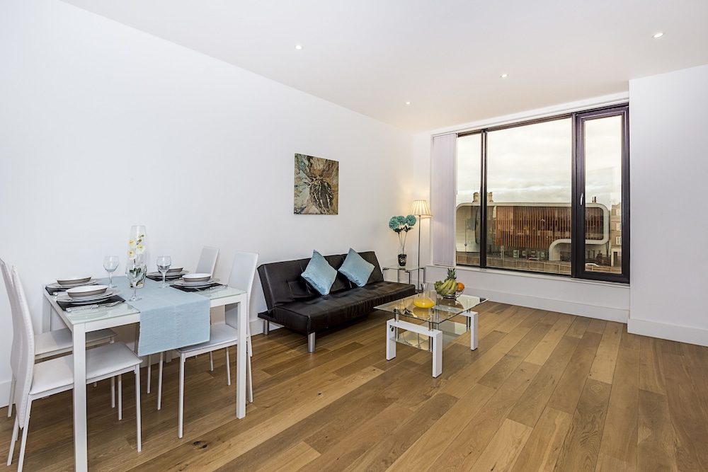 Cornwall House Apartments — 4-Star Luxury Hotel in Slough, United Kingdom