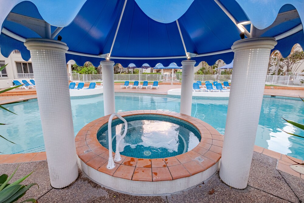 Resort Style Apartment Opposite Beach in Surfers Paradise, Australia