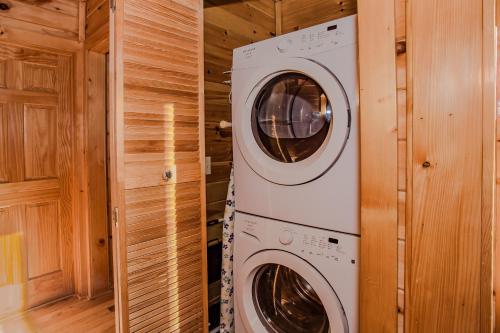 Highland Dream Hot Tub FREE tickets each paid day Near Dollywood WIFI — hotel in Sevierville