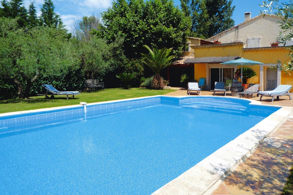 Cozy Noves Home With Pool Access — 4-Star Luxury Hotel in Noves, France