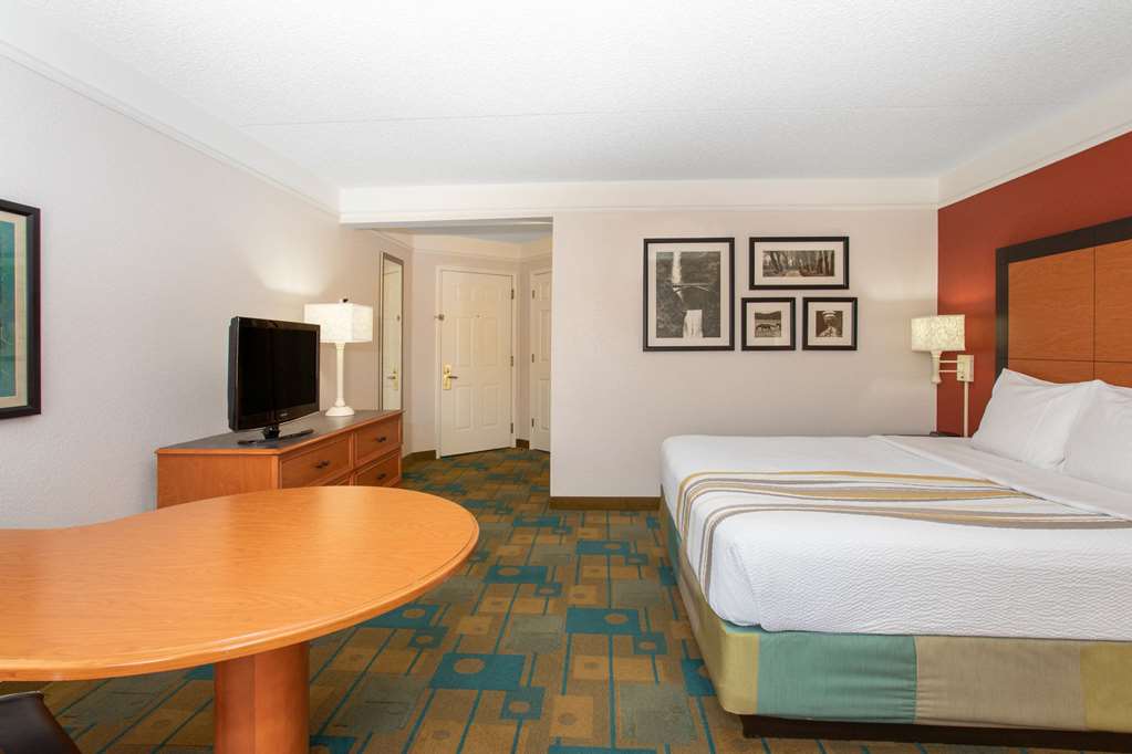 La Quinta Inn & Suites by Wyndham Denver Southwest Lakewood - photo 14
