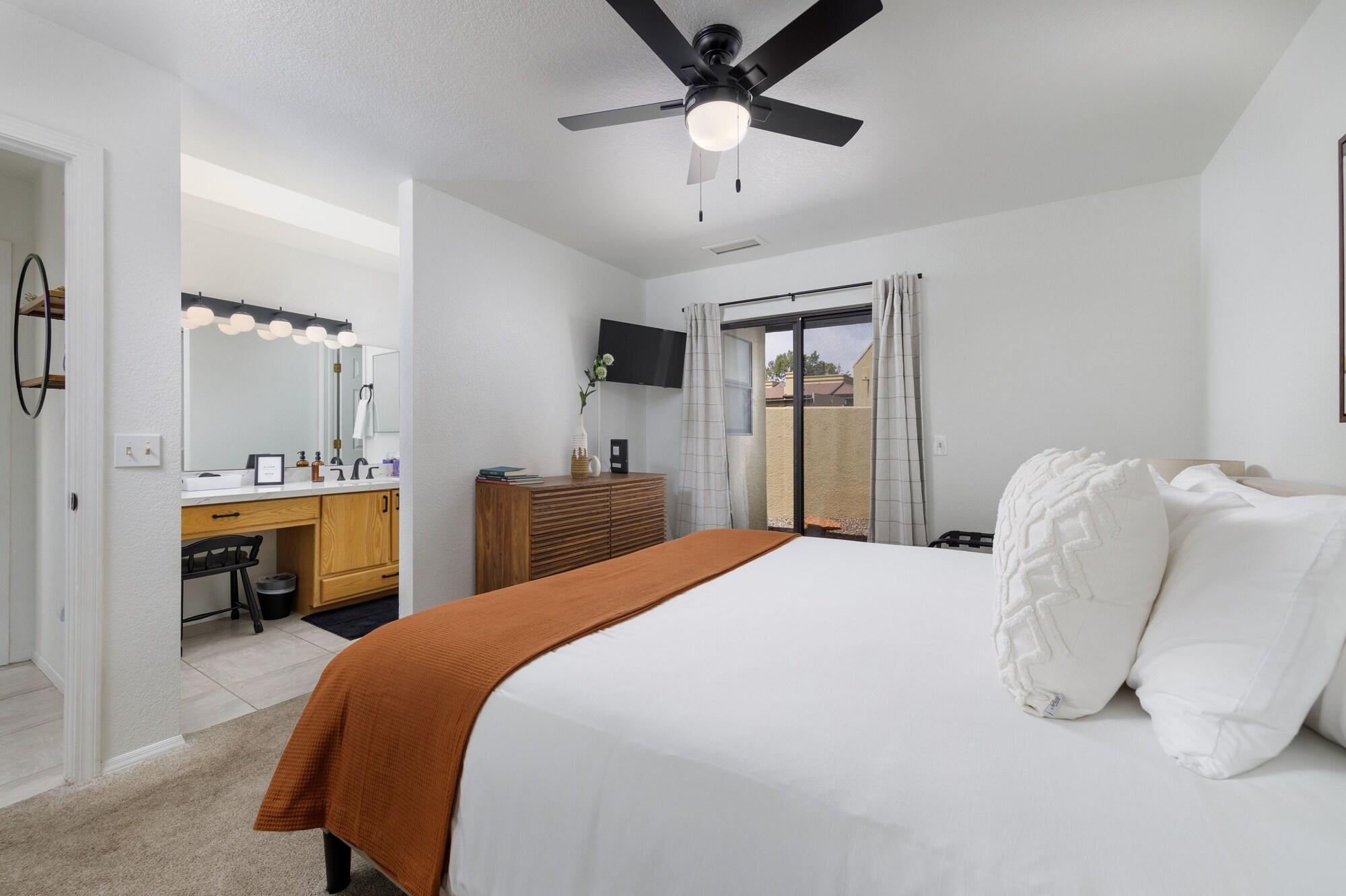 Stylish Townhome on Golf Course Red Rock View in Sedona, United States