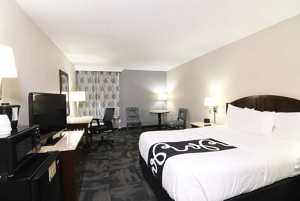 La Quinta Inn & Suites by Wyndham Springfield South - photo 24