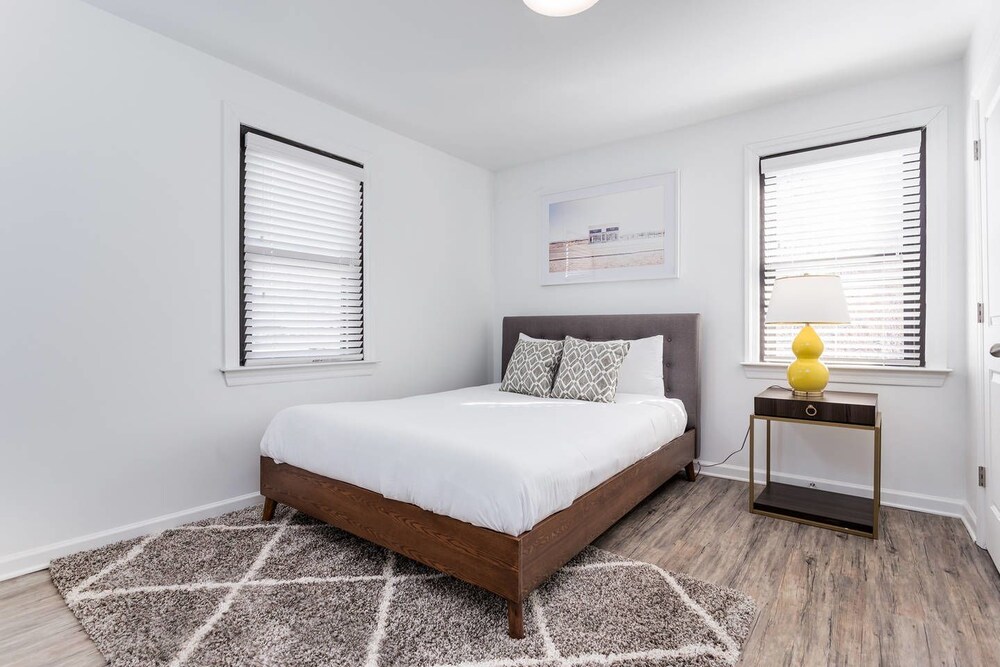 8 BRs Comprised of 4 2BR Suites by Domio - photo 17