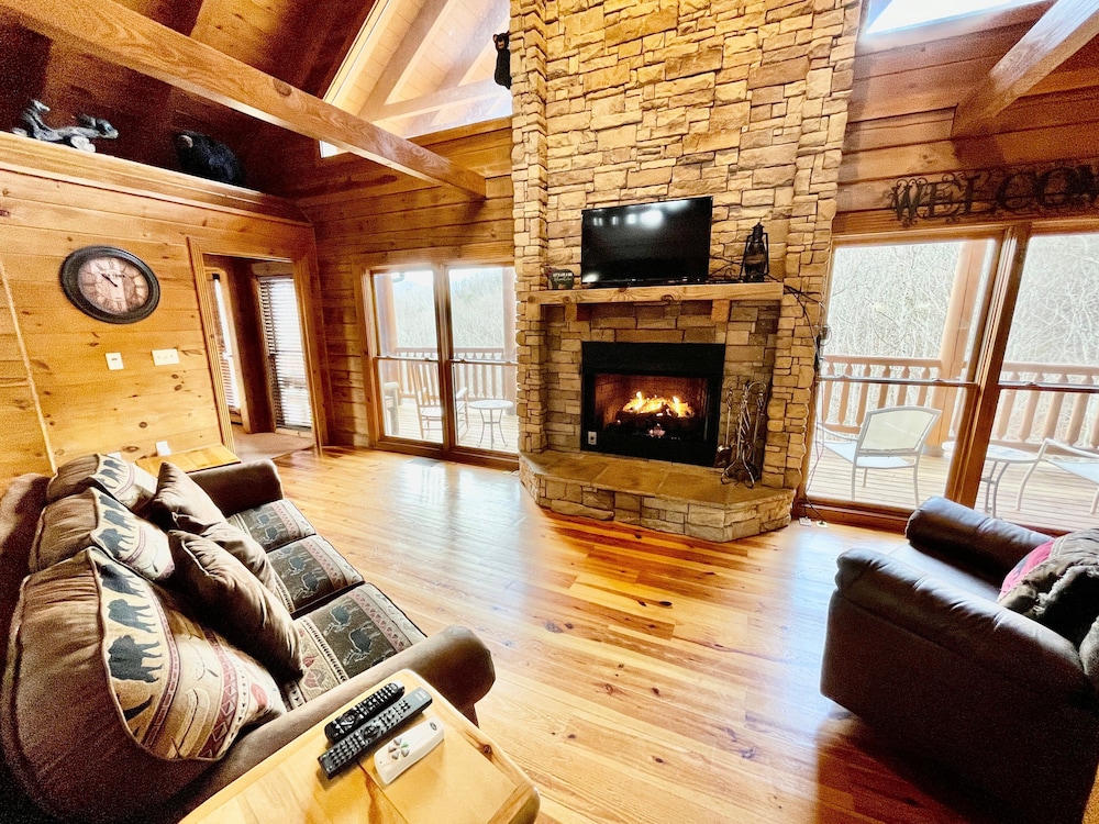 Absolute Bearadise - carbon neutral hotel in Sevierville
