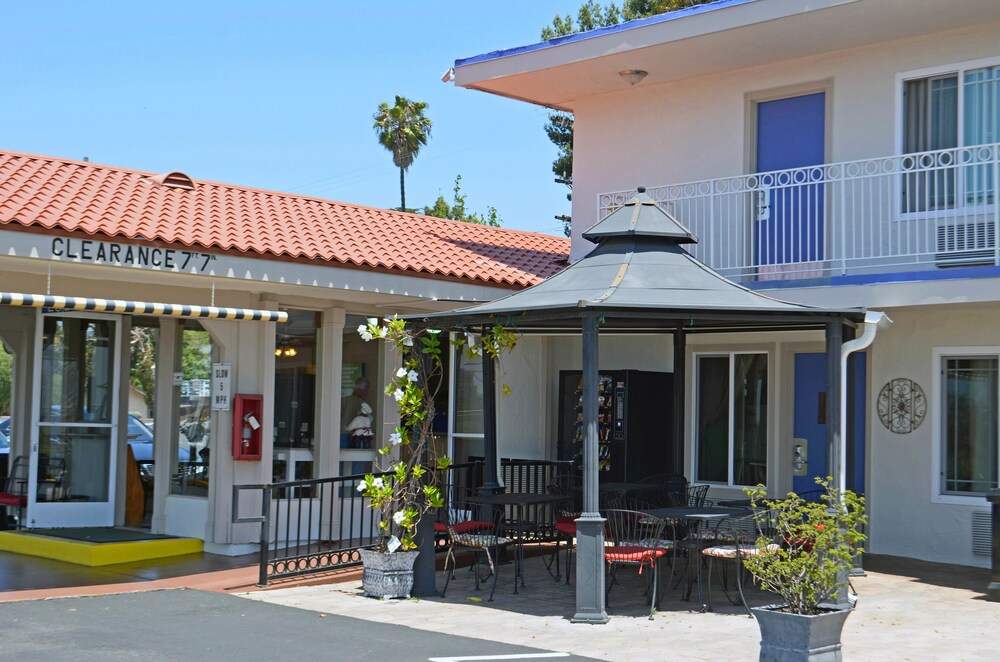 Motel 6 Vista - photo 26