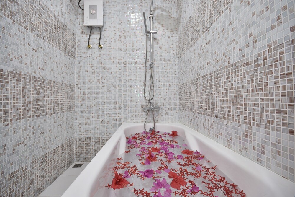 Deep Soaking Bathtub