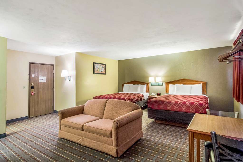 Econo Lodge Lansing Leavenworth - photo 12