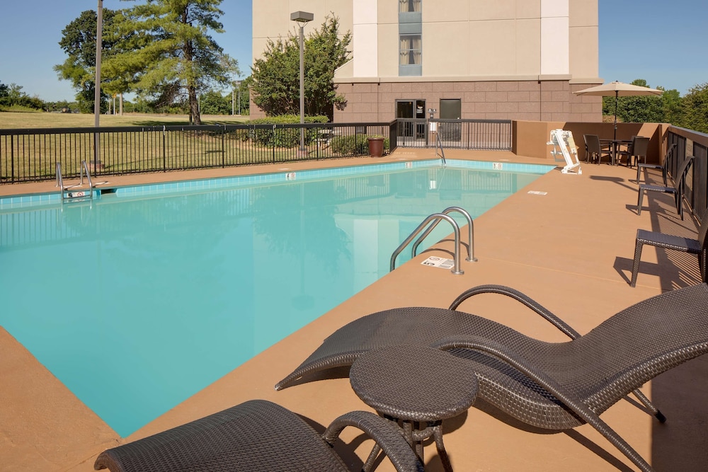Hampton Inn & Suites Nashville Airport - photo 31