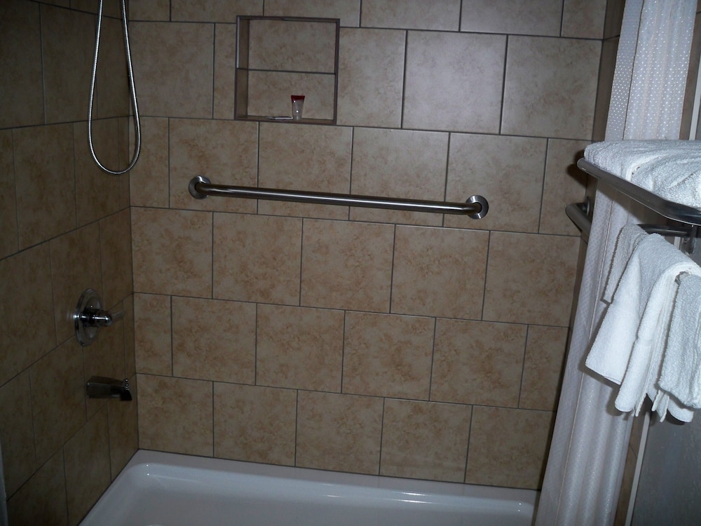 Scottish Inn & Suites - photo 49