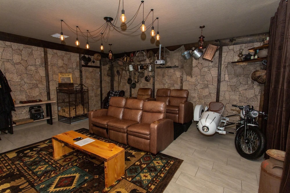 Magical Muggle Mansion Pool & Spa Sleeps 23 - photo 43