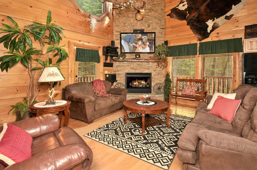 Hakuna Matata 2 Br cabin by RedAwning — 4-Star Luxury Hotel in Sevierville, United States