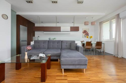 Air conditioned Apartment near Łazienki Park with Parking by Noclegi Renters — 4-Star Luxury Hotel in Warsaw, Poland