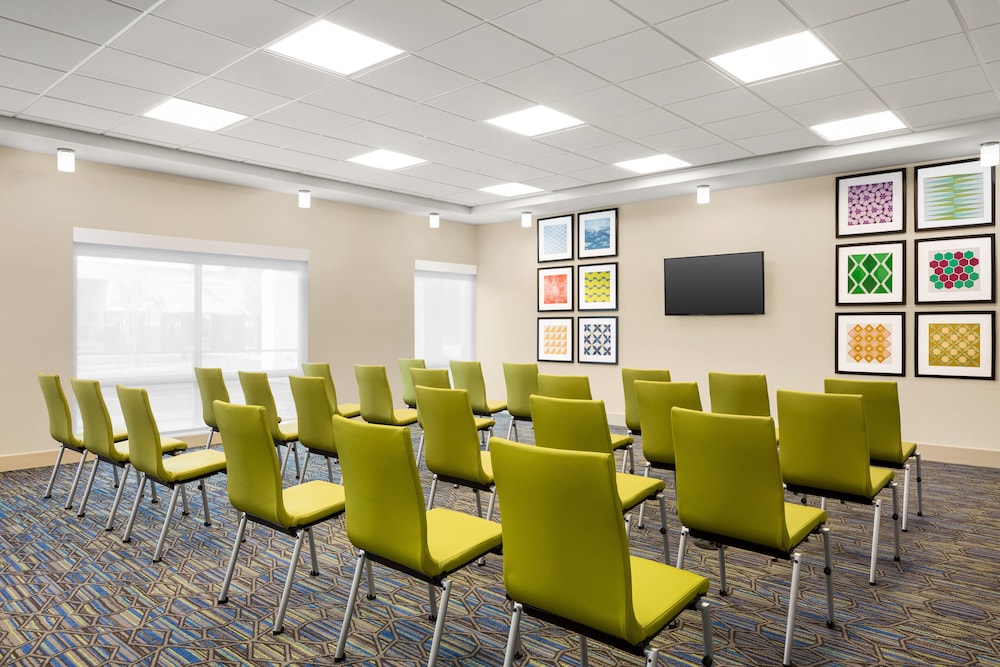 Holiday Inn Express and Suites Ukiah by IHG - photo 61