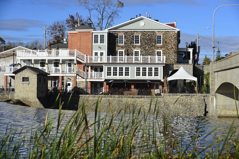 Farmer's Creekside Tavern & Inn — 4-Star Luxury Hotel in Le Roy, United States