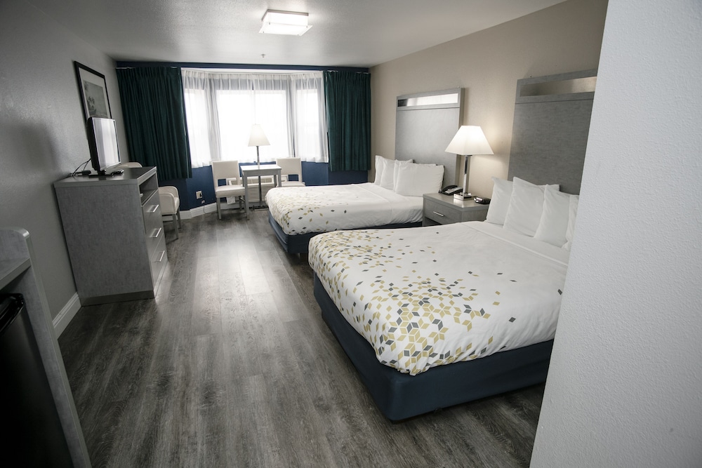 Anchor Beach Inn - photo 9