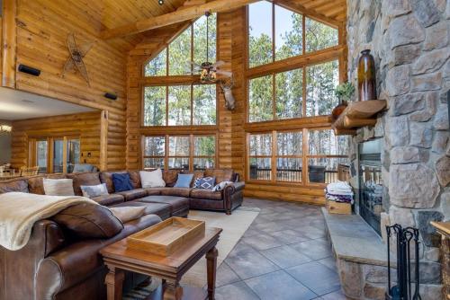 Luxurious Cabin on Castle Rock Lake Sleeps up to 20 — 4-Star Luxury Hotel in Mauston, United States