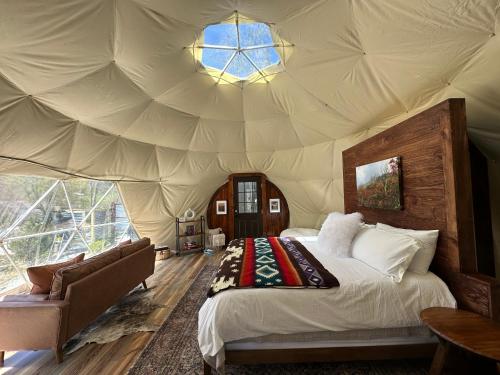 Luxury Glamping Geodome Hot tub Winery