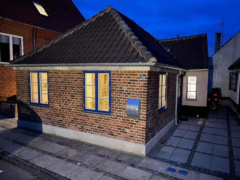 Hyggeligt lille byhus lige mellem havnen og bytorv — hotel in Ringkobing