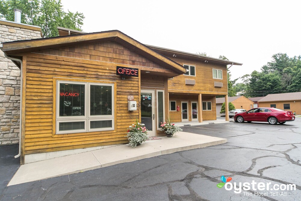 Lake Bluff Inn and Suites - photo 40