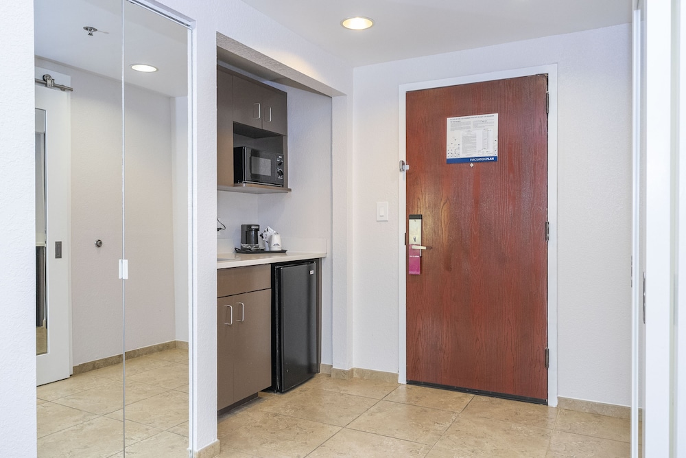 Hampton Inn Spring Hill - photo 17