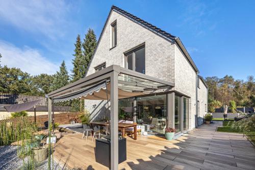 Architektenhaus mit Spielplatz Sauna & Pool am Wald nahe Hamburg — hotel in Buchholz In Der Nordheide