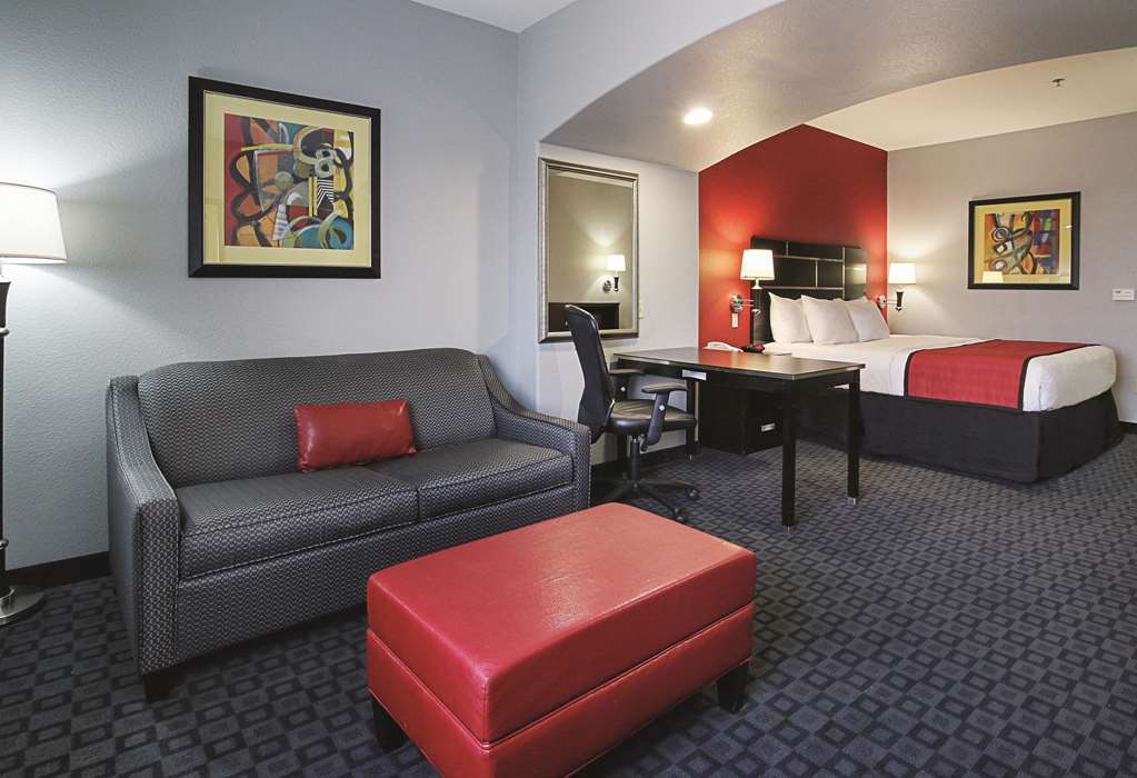 La Quinta Inn & Suites by Wyndham Dallas Hutchins - photo 14