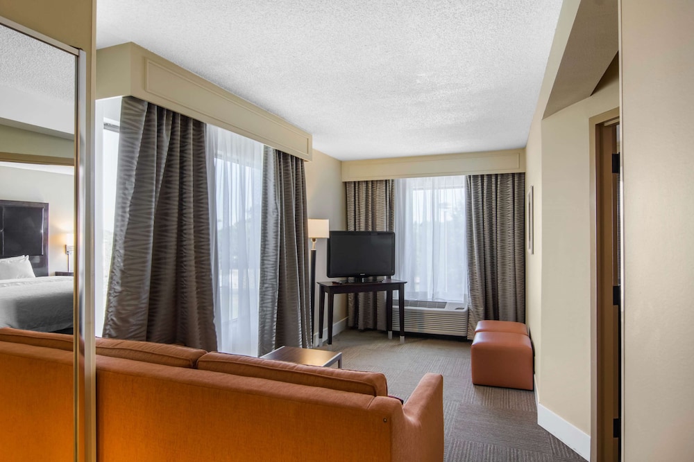 Hampton Inn South Hill - photo 22