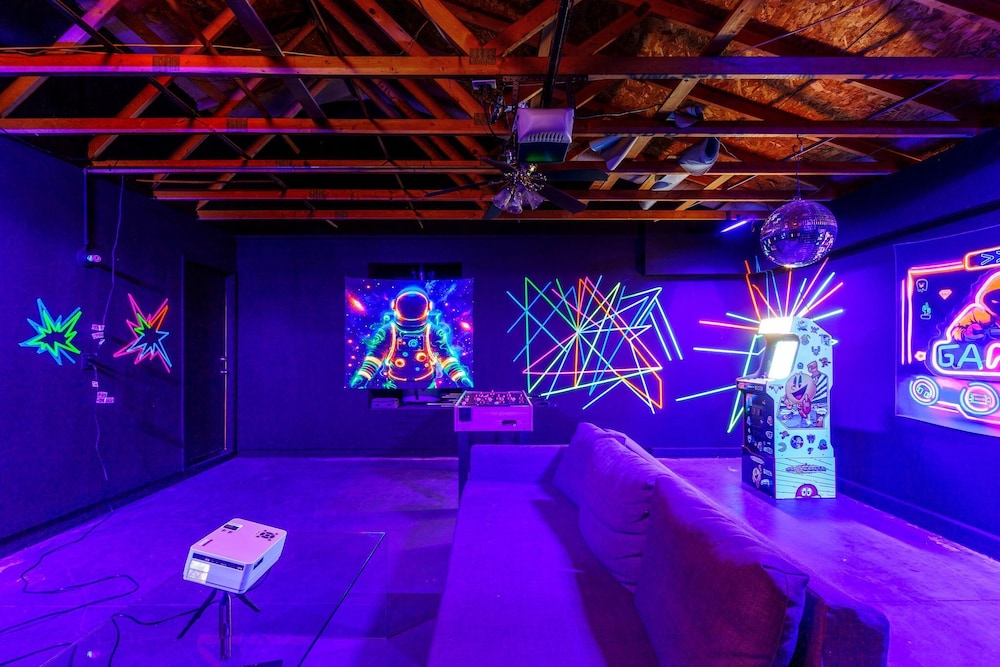 4BR Retro Game Room Theater Pool & Spa - photo 37