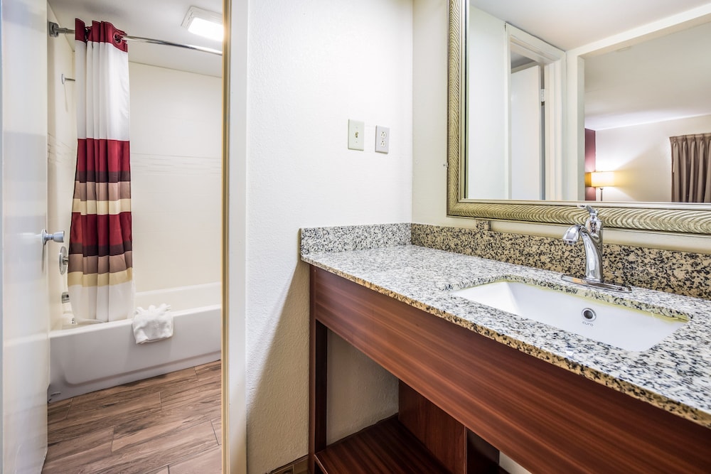 Red Roof Inn Caryville - photo 17