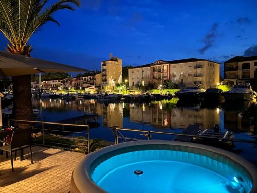 Grande Villa de 130 m2 avec SPA et amarrage privAc 14x8M — 4-Star Luxury Hotel in Grimaud, France