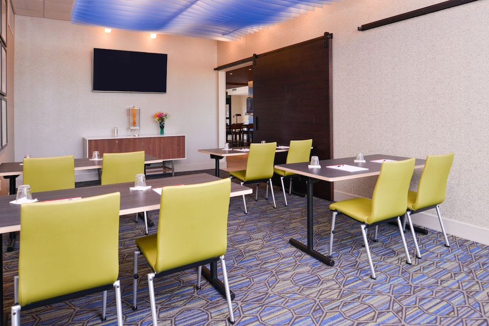 Holiday Inn Express & Suites Olathe West by IHG - photo 37