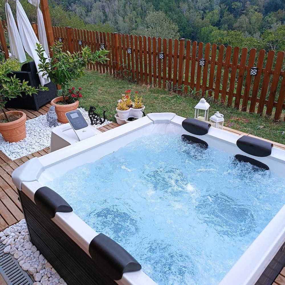 b&b Terra di collina — 4-Star Luxury Hotel in Montaldo Scarampi, Italy