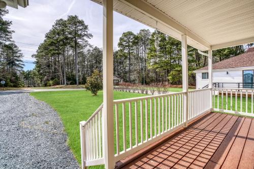 Beachin' at the Cove Golf course Shared pool & more — hotel in Captains Cove
