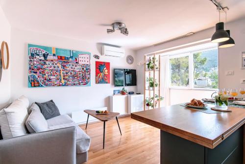 The Base Bright 2BR Near Old Town Walk to Beach